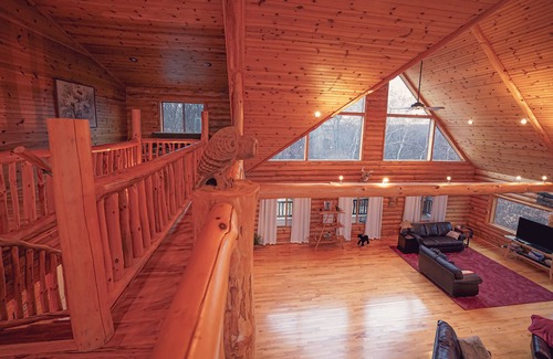 Cassville House | Wisconsin Log Cabin Lodge | Sleeps 16