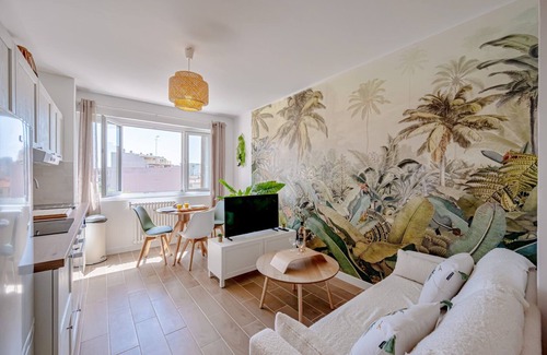 Le Mourillon Apartment | Wisdom Monkeys Apartment - Balcony & AC