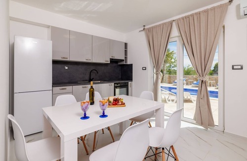 Kras Apartment | With 28m2 pool not far from the healing mud bay