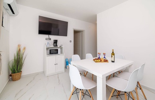 Kras Apartment | With 28m2 pool not far from the healing mud bay
