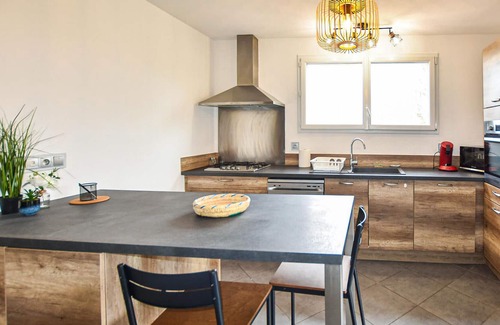 Mirabel-aux-Baronnies House | With a beautiful view of Mont Veoux welcomes this bright cottage with inviting garden.