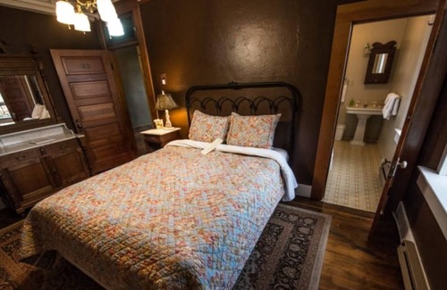 Dufur House | With Free Parking! Onsite Restaurant and Bar, Near White River Falls State Park!