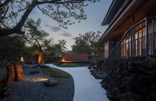 Yawatano House | With natural hot spring A modern villa where you/Ito Shizuoka