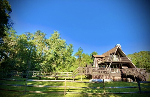 Citrus Springs House | 🎣Withlacoochee Riverfront Retreat🦆A-Frame/Boardwalk/Dock/Hot-Tub🐊