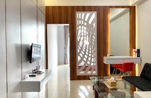 Lubuk Baja Apartment | Wiwi Formosa Residence - Kitchen-Balcony-Netflix