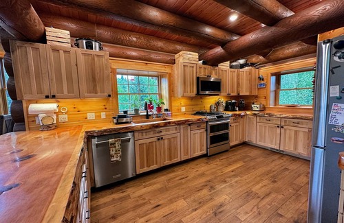 Bretton Woods Cabin | WM dream home in National Forest; AC, swimspa, beach, massage chair, and dog friendly!