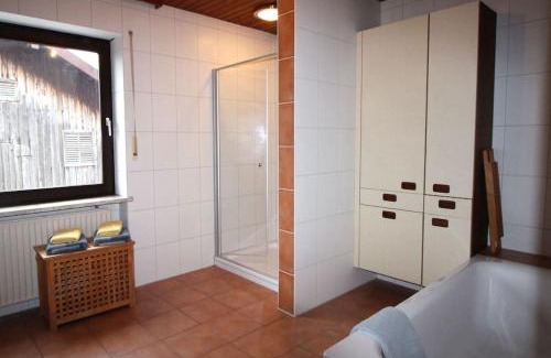 Albaching Apartment | Wohnen und Kunst in Albaching