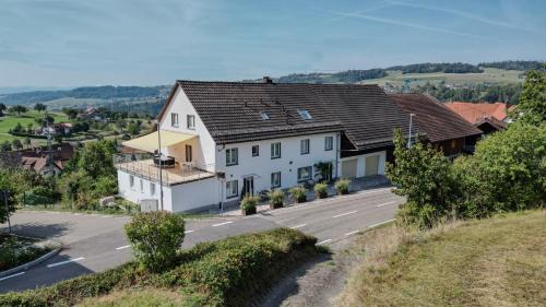 Waldshut-Tiengen Apartment | Wohnung mit 6 Schlafzimmern für 12 Gäste und mehr