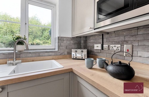 Sindlesham House | Wokingham - Three Bed House - Parking