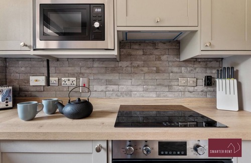 Sindlesham House | Wokingham - Three Bed House - Parking