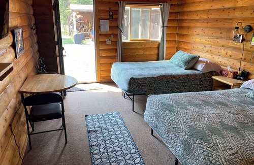 Tok Cabin | Wolf Cabin-Modern Comfort in the Last Frontier (For families or casual travelers)