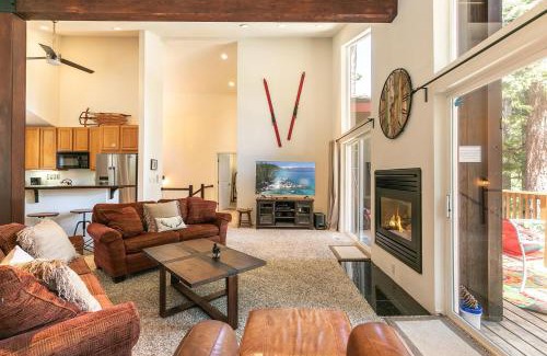 Tahoma House | Wolf Den - Bright Open Concept 3 Bedroom- Hot Tub, Pet-Friendly, Minutes from Skiing!