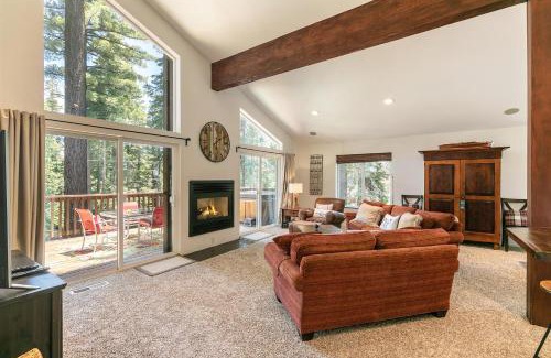 Tahoma House | Wolf Den - Bright Open Concept 3 Bedroom- Hot Tub, Pet-Friendly, Minutes from Skiing!