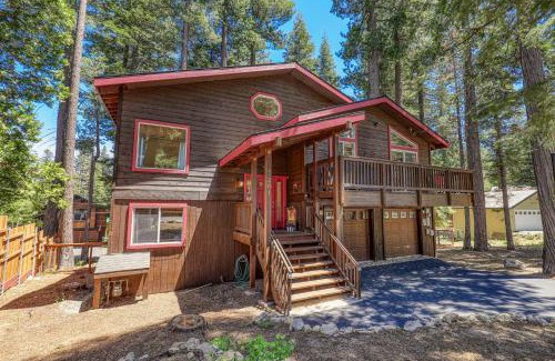 Tahoma House | Wolf Den - Bright Open Concept 3 Bedroom- Hot Tub, Pet-Friendly, Minutes from Skiing!