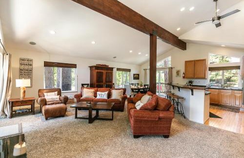 Tahoma House | Wolf Den - Bright Open Concept 3 Bedroom- Hot Tub, Pet-Friendly, Minutes from Skiing!
