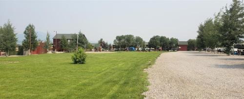 Etna Hotel | Wolf Den Log Cabin Motel and RV Park