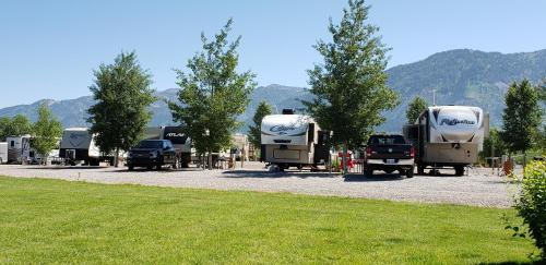Etna Hotel | Wolf Den Log Cabin Motel and RV Park