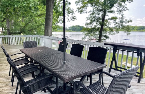 Horton House | Wolf Lake Haven - Lakefront Sleeps 16