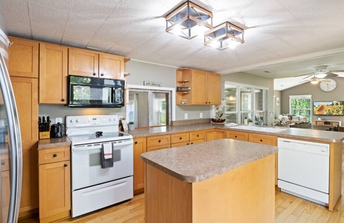Camdenton House | Wolf Point Lodge! 10 Acre Historical Cabin