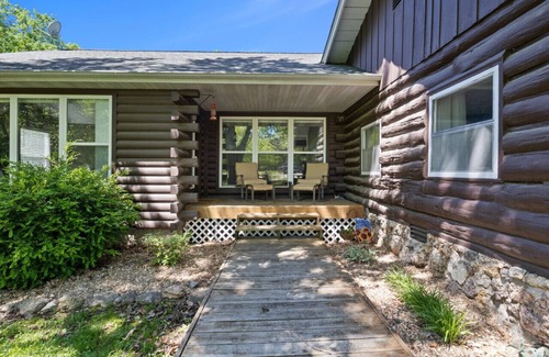 Camdenton House | Wolf Point Lodge! 10 Acre Historical Cabin