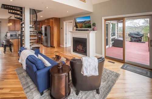 Fleetwood Ski Chalet | Wolf Ridge Chalet-Open for Bookings! Game Room, Sleeps 18, Hot Tub