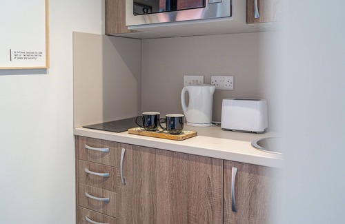 Wolverhampton Apartment | Wolverhampton 2 Apartments - Excellent Location w Free Parking and Wifi