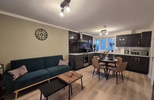 Wolverhampton House | Wolves: 4 Bed, 2 Bath, Parking & Wifi - Perfect for Short to Long Term Stays