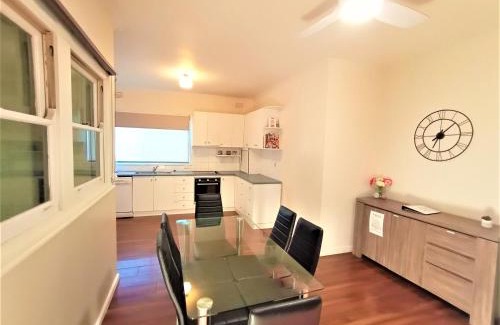 Glenroy House | Wombat Cottage Albury