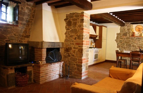 Civitella in Val di Chiana Villa | Wonderful private villa for 8 guests with WIFI, private pool, TV and pets allowed, close to Arezzo