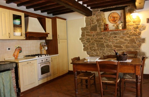 Civitella in Val di Chiana Villa | Wonderful private villa for 8 guests with WIFI, private pool, TV and pets allowed, close to Arezzo