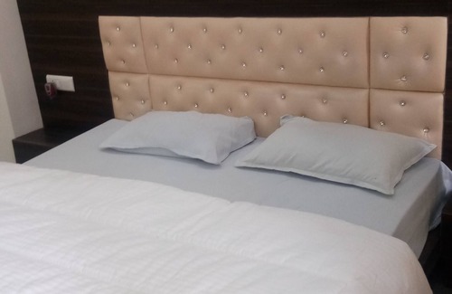 The Mall Road House | Wonder lake view inn A comfort and quite stay guest house in mussorie