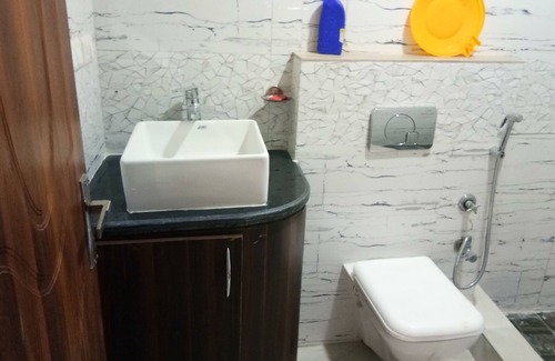 The Mall Road House | Wonder lake view inn A comfort and quite stay guest house in mussorie