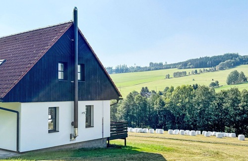 Velke Petrovice House | Wonderful private villa with WIFI, pool, TV, patio, pets allowed, panoramic view and parking