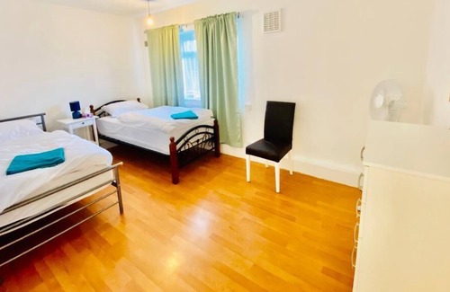 Fryent Apartment | Wonderful Apartment for 5 Guests in London