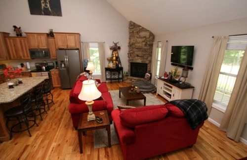 Shanks Cabin | Wonderful BEAR-LY CONNECTED CABIN in the woods, West Virginia!