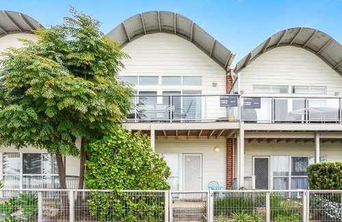 Victor Harbor House | Wonderful Central Location Sea Views