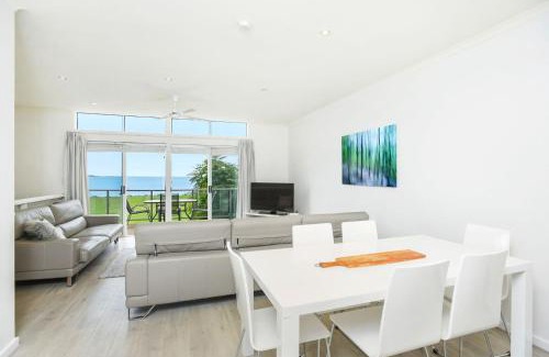Victor Harbor House | Wonderful Central Location Sea Views