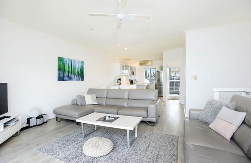 Victor Harbor House | Wonderful Central Location Sea Views