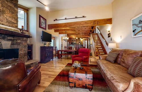 Steamboat Springs House | Wonderful condo close to lifts w/deck, full kitchen, fireplace, & washer/dryer