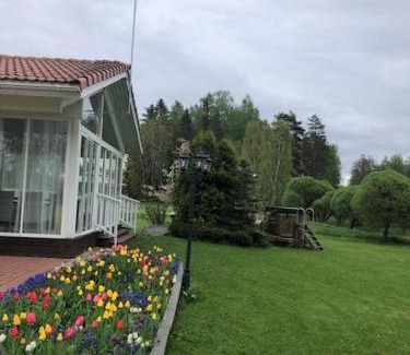 Maentsaelae House | Wonderful cottage by the lake