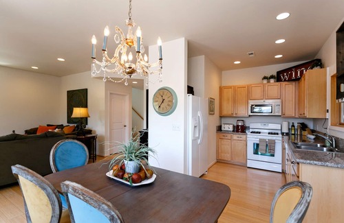 Hood River Condo | WONDERFUL Downtown Condo with everything in the heart of Hood River