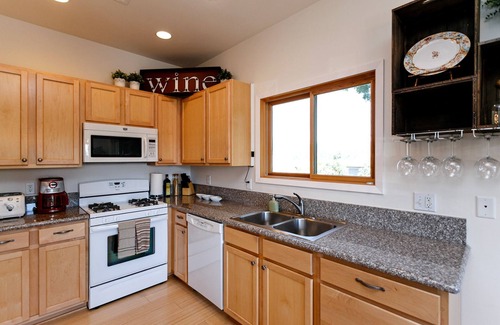 Hood River Condo | WONDERFUL Downtown Condo with everything in the heart of Hood River