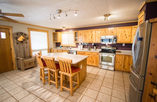 Red River Cabin | Wonderful, family friendly 5 Bedroom Cabin in Downtown Red River!