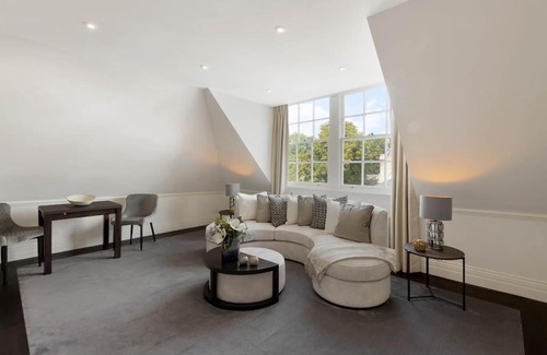 Brompton & Hans Town Apartment | Wonderful Knightsbridge Apartment by Harrods