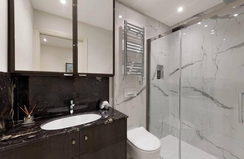 Brompton & Hans Town Apartment | Wonderful Knightsbridge Apartment by Harrods