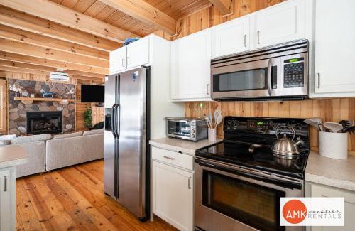 Saugatuck House | Wonderful Log Cabin near private beach and lake access