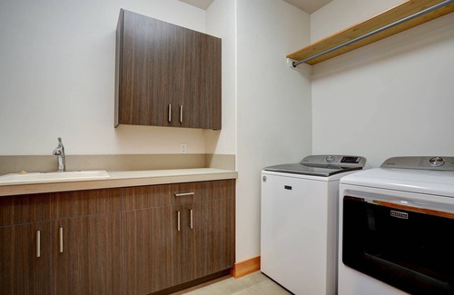 Westbrook Meadows House | Wonderful Modern Gem Near Trails & Mt Bachelor, Huge Deck, Hot Tub, Fireplace Gourmet Kitchen