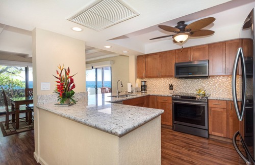 Kailua-Kona Condo | Wonderful 🌺 Oceanfront 🐳 Newly Renovated Condo! - Casa de Emdeko 138 👣