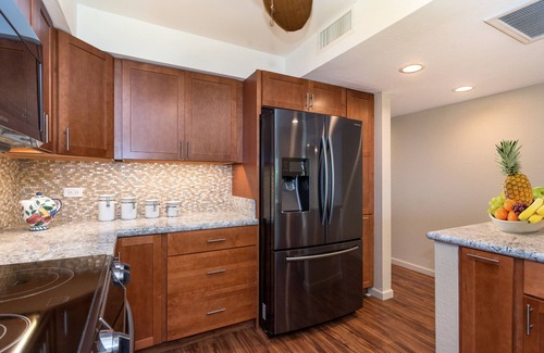 Kailua-Kona Condo | Wonderful 🌺 Oceanfront 🐳 Newly Renovated Condo! - Casa de Emdeko 138 👣