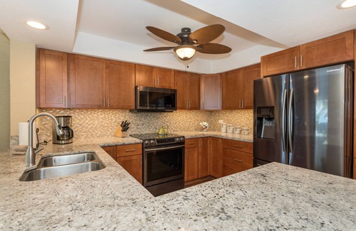 Kailua-Kona Condo | Wonderful 🌺 Oceanfront 🐳 Newly Renovated Condo! - Casa de Emdeko 138 👣
